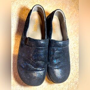 Algeria nursing shoes.